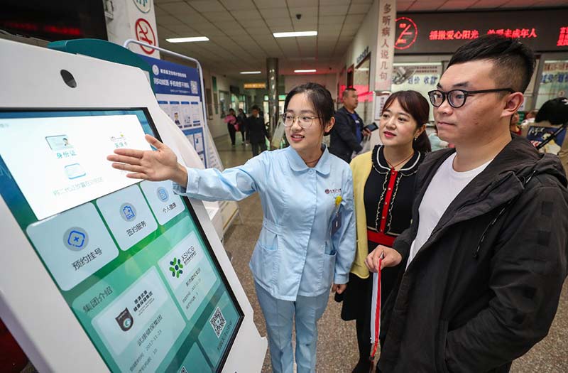 Leyenda: en la sala de pacientes ambulatorios del Hospital de Medicina China del condado Deqing, provincia de Zhejiang, los ciudadanos utilizan la terminal de autoservicio médico inteligente bajo la supervisión de las enfermeras. Fuente: Diario del Pueblo