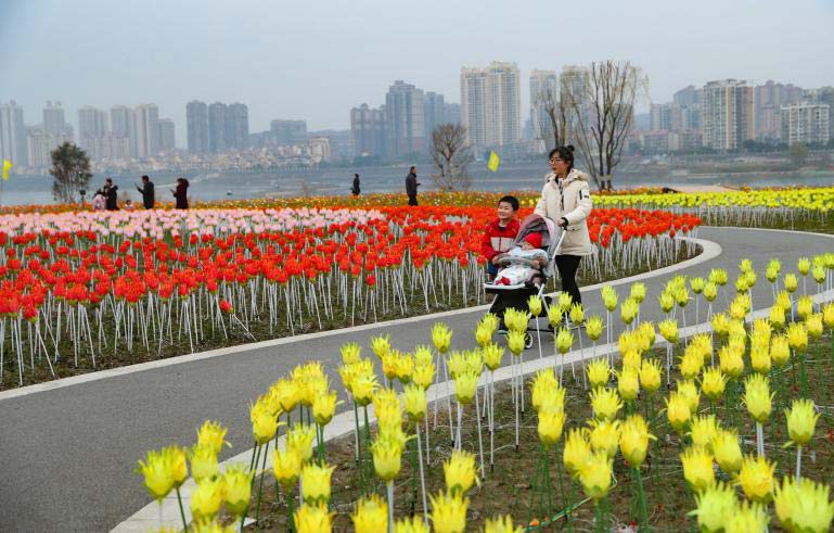 El 16 de febrero de 2019, los ciudadanos paseaban por el recién construido Parque del Humedal en el distrito Gaoping de Nanchong, provincia de Sichuan. Fuente de la imagen: Diario del Pueblo