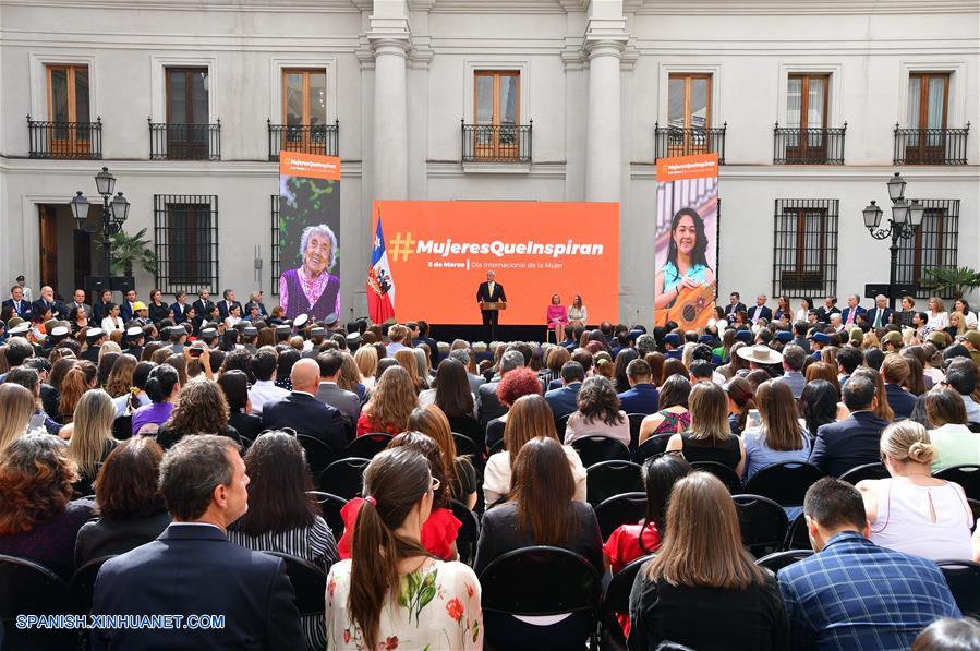 Pi?era destaca a Michelle Bachelet como mujer pionera de Chile