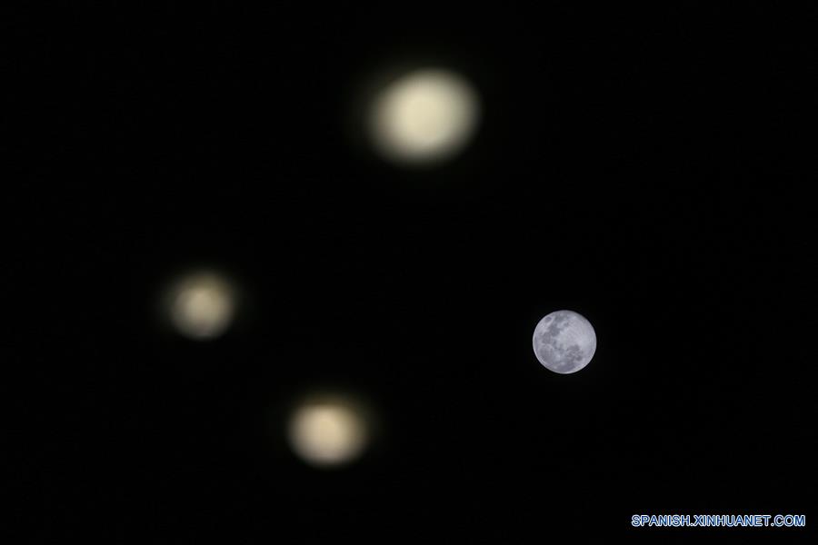 Vista de la Superluna sobre Quezon, Filipinas