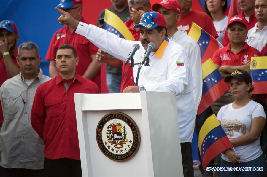 El presidente de Venezuela, Nicolás Maduro (c), pronuncia un discurso durante un acto en Caracas, Venezuela, el 23 de marzo de 2019. El presidente venezolano, Nicolás Maduro, anunció el sábado durante un acto en Caracas la captura de un "poderoso jefe paramilitar colombiano" en el estado de Carabobo (centro-norte). (Xinhua/Marcos Salgado)