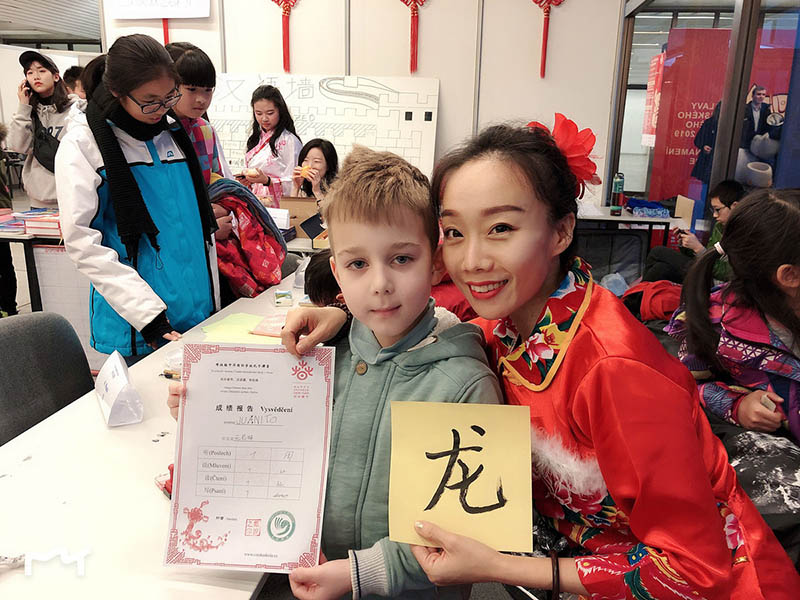 Mao Xin, profesora china de danza, junto a uno de sus estudiantes. Praga, capital de la República Checa. [Foto: proporcionada a chinadaily.com.cn]