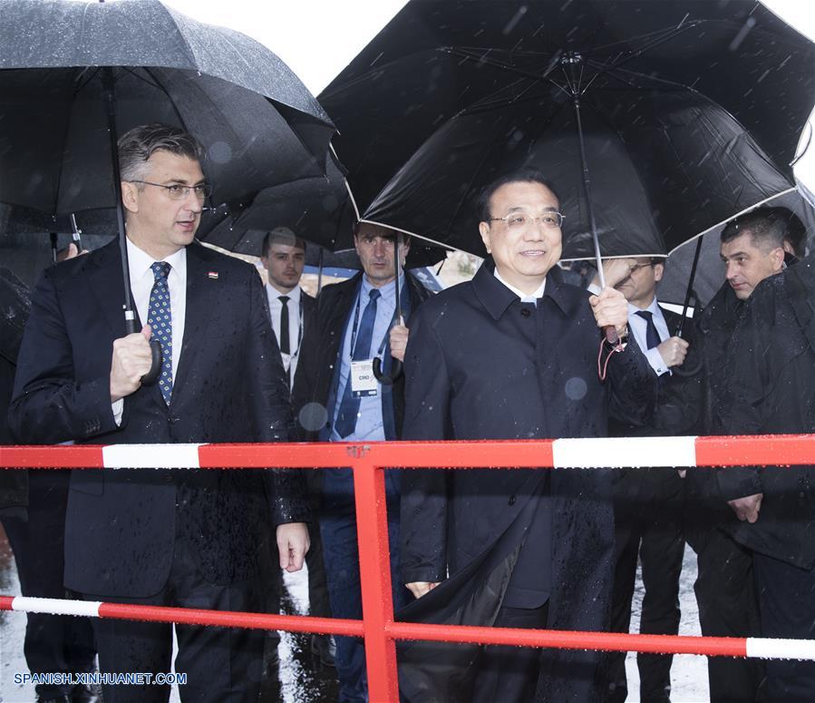 Primeros ministros de China y Croacia visitan Puente Peljesac en medio de intensa lluvia