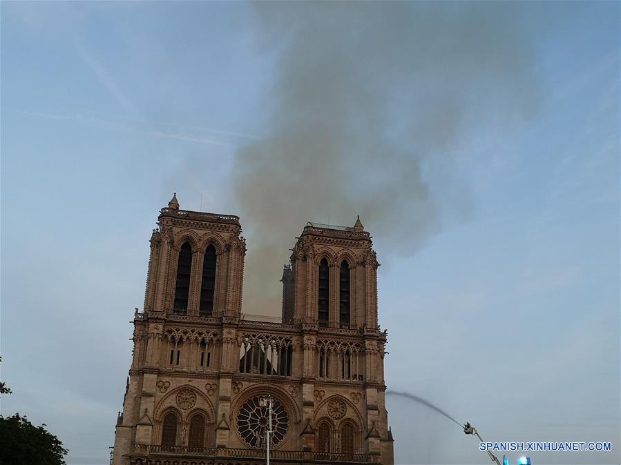 Columnas de humo emanan de la catedral de Notre Dame, en París, capital de Francia, el 15 de abril de 2019. Un incendio se desencadenó el lunes por la tarde en la catedral de Notre Dame en el centro de París, en donde los bomberos siguen luchando por controlar las llamas, dijo el lunes la alcaldesa de París, Anne Hidalgo. (Xinhua/Yang Yimiao)