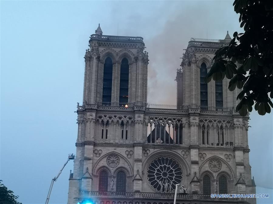 Columnas de humo emanan de la catedral de Notre Dame, en París, capital de Francia, el 15 de abril de 2019. Un incendio se desencadenó el lunes por la tarde en la catedral de Notre Dame en el centro de París, en donde los bomberos siguen luchando por controlar las llamas, dijo el lunes la alcaldesa de París, Anne Hidalgo. (Xinhua/Yang Yimiao)