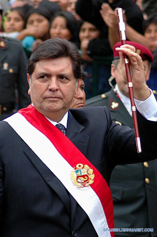 Imagen del 29 de julio de 2006 del presidente peruano, Alan García, saludando al público durante la celebración del 185 aniversario de la independencia de su país, en Lima, capital de Perú. Confirman muerte de ex presidente peruano Alan García. (Xinhua/Zhao Hui)