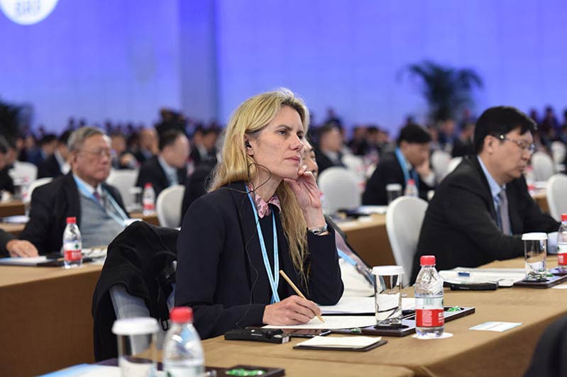 En la Conferencia de Empresarios de la Franja y la Ruta, una representante extranjera escucha atentamente a las intervenciones de los invitados. Foto de Meng Xianglin, Diario del Pueblo.