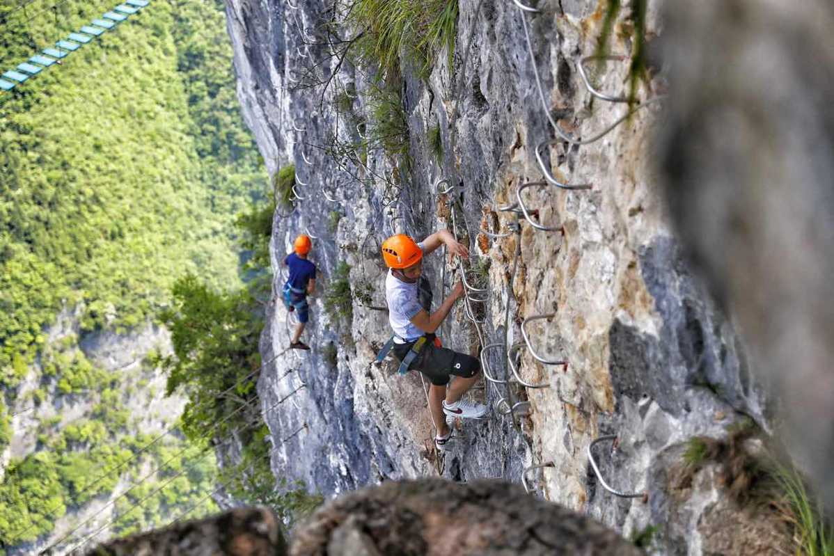 Escalada en un acantilado de 1.000 metros de altura en Chongqing