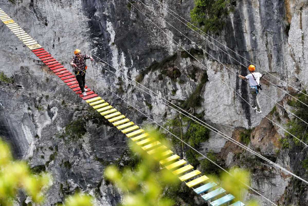 Escalada en un acantilado de 1.000 metros de altura en Chongqing