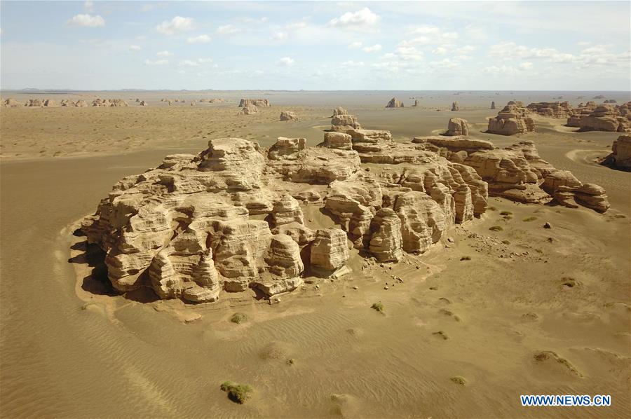 Paisaje del Geoparque Nacional de Yardang en Dunhuang después de la lluvia