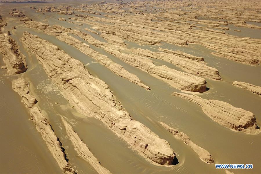 Paisaje del Geoparque Nacional de Yardang en Dunhuang después de la lluvia