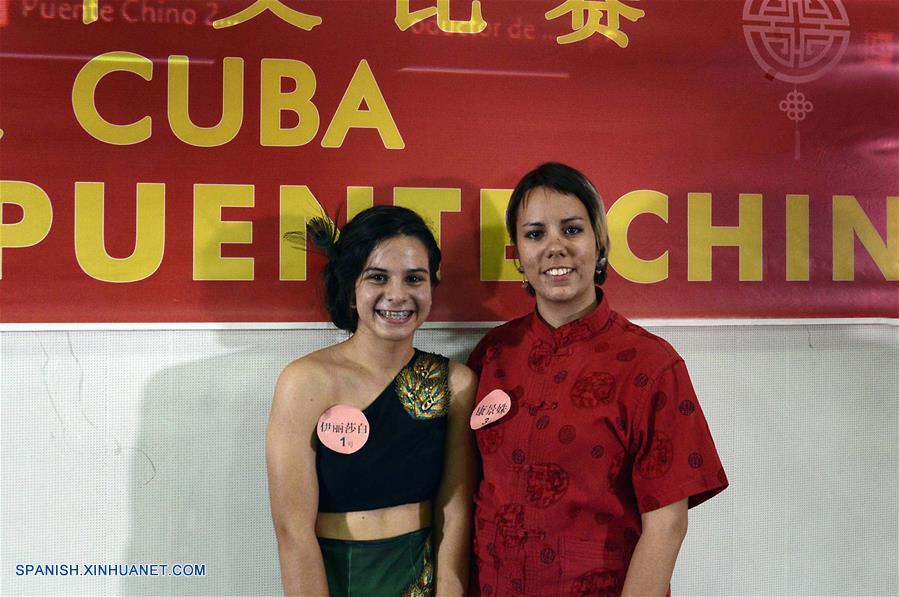 Carmen Laura Contreras (d), ganadora de los estudiantes universitarios y Elizabeth Zambrano (i), ganadora de los estudiantes secundarios, posan durante el Concurso Puente Chino Cuba 2019 que se llevó a cabo en un teatro de la Universidad de La Habana, capital de Cuba, el 10 de mayo de 2019. Todos los estudiantes fueron examinados públicamente en dominio del idioma al realizar un discurso; conocimientos sobre China, al responder preguntas sobre el país asiático, y representación artística, con caligrafía, cantos y bailes tradicionales. (Xinhua/Joaquín Hernández)