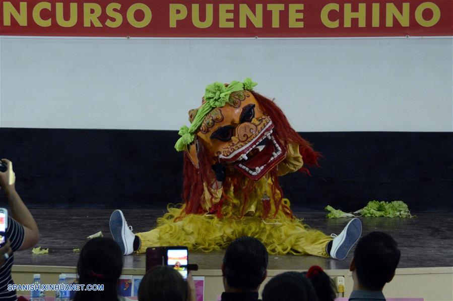 Un estudiante del Instituto Confucio de La Habana, participa en el Concurso Puente Chino Cuba 2019 que se llevó a cabo en un teatro de la Universidad de La Habana, capital de Cuba, el 10 de mayo de 2019. Todos los estudiantes fueron examinados públicamente en dominio del idioma al realizar un discurso; conocimientos sobre China, al responder preguntas sobre el país asiático, y representación artística, con caligrafía, cantos y bailes tradicionales. (Xinhua/Joaquín Hernández)