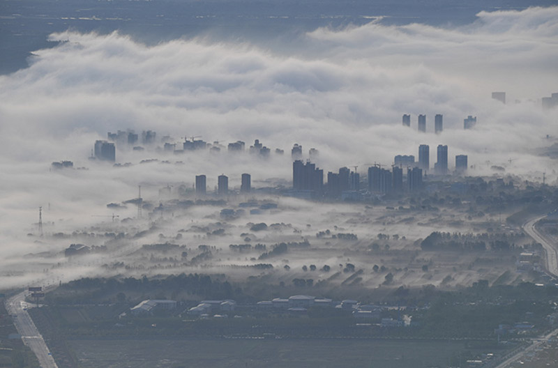 El "castillo en las nubes" aparece en el distrito Kongtong, en Pingliang, provincia de Gansu, el 8 de mayo del 2019. [Foto: Xu Zhenhua/Chinadaily.com.cn]