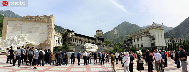 Las personas se reúnen en la antigua Escuela Secundaria Xuankou para recordar a las víctimas del terremoto de Wenchuan, en Yingxiu, provincia de Sichuan, el 11 de mayo del 2019. [Foto: IC]