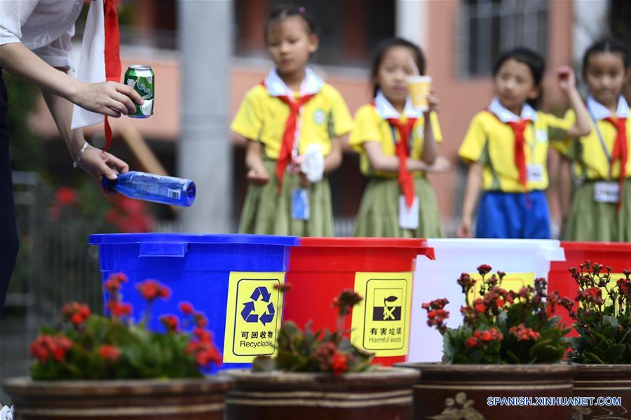 Alumnos aprenden conocimiento de clasificación de basura