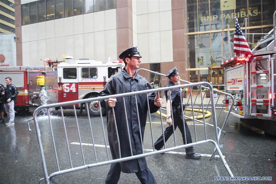 Helicóptero se estrella contra azotea de edificio de Nueva York y deja un muerto