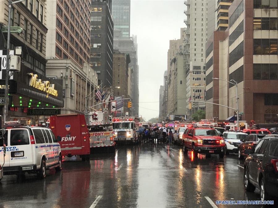 NUEVA YORK, 10 junio, 2019 (Xinhua) -- Vehículos de emergencia llegan al sitio de un accidente de helicóptero en Manhattan, Nueva York, Estados Unidos, el 10 de junio de 2019. Un helicóptero se estrelló el lunes por la tarde contra la azotea de un rascacielos en el centro de Manhattan en la ciudad de Nueva York y dejó un muerto, informaron medios locales. (Xinhua/Wang Ying)