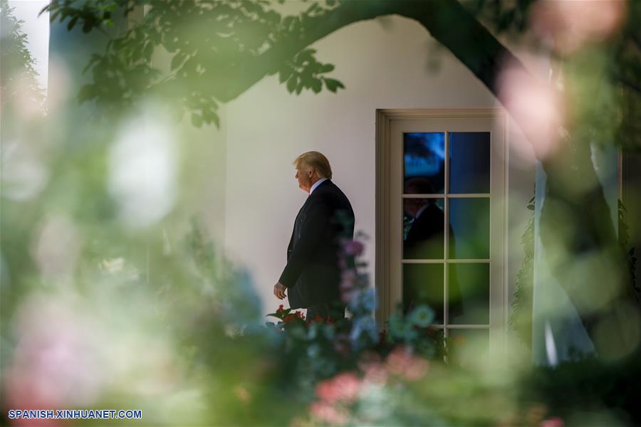 El presidente de Estados Unidos, Donald Trump, se retira de la Casa Blanca, en Washington D.C., Estados Unidos, el 11 de junio de 2019. El presidente de Estados Unidos, Donald Trump, dijo el martes que recibió una "hermosa" carta de Kim Jong Un, máximo líder de la República Popular Democrática de Corea (RPDC). (Xinhua/Ting Shen)