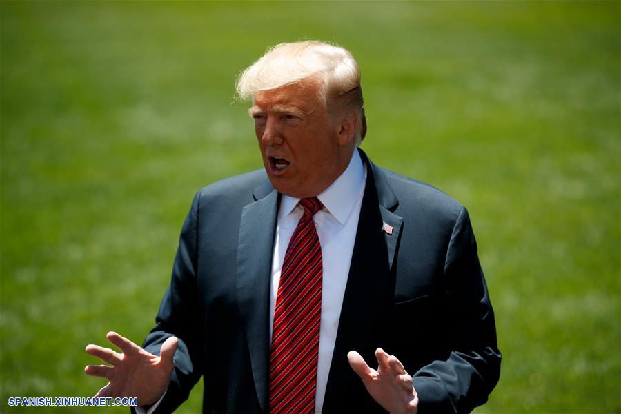 El presidente de Estados Unidos, Donald Trump, conversa con representantes de los medios de comunicación antes de retirarse de la Casa Blanca, en Washington D.C., Estados Unidos, el 11 de junio de 2019. El presidente de Estados Unidos, Donald Trump, dijo el martes que recibió una "hermosa" carta de Kim Jong Un, máximo líder de la República Popular Democrática de Corea (RPDC). (Xinhua/Ting Shen)