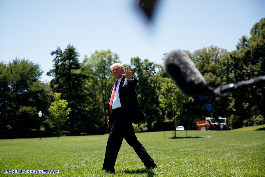 El presidente de Estados Unidos, Donald Trump, se retira de la Casa Blanca, en Washington D.C., Estados Unidos, el 11 de junio de 2019. El presidente de Estados Unidos, Donald Trump, dijo el martes que recibió una "hermosa" carta de Kim Jong Un, máximo líder de la República Popular Democrática de Corea (RPDC). (Xinhua/Ting Shen)