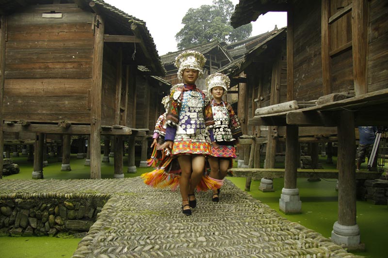 La minifalda Miao se pone de moda en Guizhou