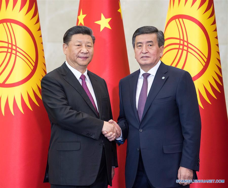 El presidente chino, Xi Jinping y su homólogo kirguís, Sooronbay Jeenbekov, sostienen conversaciones en Bishkek, Kirguistán, el 13 de junio de 2019. Xi y Jeenbekov sostuvieron conversaciones el jueves y acordaron elevar la asociación estratégica integral entre los dos países hasta un nuevo nivel. (Xinhua/Li Xueren)