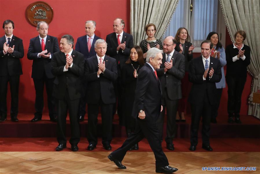 Imagen cedida por la Agencia de Noticias de Chile AGENCIAUNO, del presidente chileno, Sebastián Pi?era (frente), caminando durante el segundo cambio de Gabinete, en el Palacio de La Moneda, en Santiago, capital de Chile, el 13 de junio de 2019. El presidente chileno, Sebastián Pi?era, removió el jueves a los ministros de Relaciones Exteriores, de Salud, de Obras Públicas, de Desarrollo Social, de Energía y de Economía, tras las críticas y baja en la aprobación de su gobierno. (Xinhua/CRISTOBAL ESCOBAR/AGENCIAUNO)