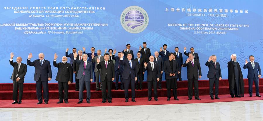 BISHKEK, 14 junio, 2019 (Xinhua) -- Líderes de países miembros y estados observadores de la Organización de Cooperación de Shanghai (OCS), así como representantes de órganos regionales e internacionales, posan para una fotografía grupal durante la 19a reunión del Consejo de Jefes de Estado de la OCS, en Bishkek, Kirguistán, el 14 de junio de 2019. El presidente chino, Xi Jinping, junto al primer ministro de India, Narendra Modi, el presidente kazajo, Kassym-Jomart Tokayev, el presidente kirguís, Sooronbay Jeenbekov, el primer ministro pakistaní, Imran Khan, el presidente ruso, Vladimir Putin, el presidente tayiko, Emomali Rahmon y el presidente usbeko, Shavkat Mirziyoyev, asistió a la reunión. Xi pronunció un importante discurso en la reunión. (Xinhua/Gao Jie)