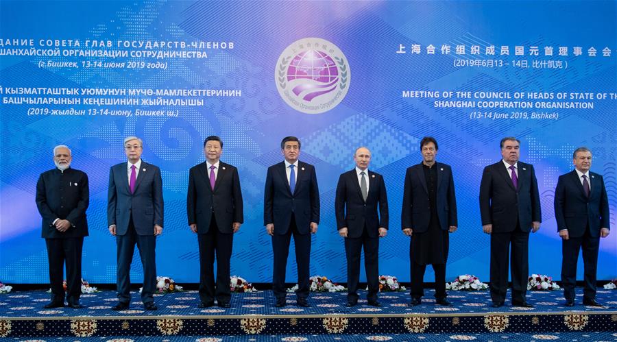  BISHKEK, 14 junio, 2019 (Xinhua) -- El presidente chino, Xi Jinping (3-i), posa para una fotografía grupal con otros líderes de países miembros de la Organización de Cooperación de Shanghai (OCS), previo a su reunión grupal durante la 19a cumbre de la Organización de Cooperación de Shanghai OCS, en Bishkek, Kirguistán, el 14 de junio de 2019. Xi pronunció un importante discurso en la reunión. Otros líderes de los países miembros de la OCS, el primer ministro de India, Narendra Modi, el presidente kazajo, Kassym-Jomart Tokayev, el presidente kirguís, Sooronbay Jeenbekov, el primer ministro pakistaní, Imran Khan, el presidente ruso, Vladimir Putin, el presidente tayiko, Emomali Rahmon y el presidente usbeko, Shavkat Mirziyoyev asistieron a la reunión. (Xinhua/Xie Huanchi)