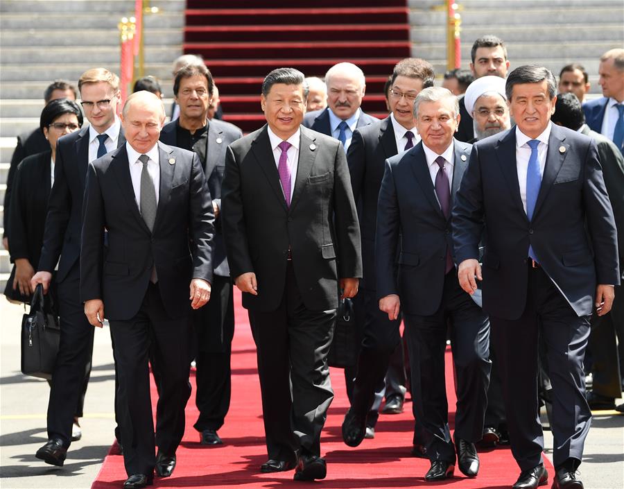  BISHKEK, 14 junio, 2019 (Xinhua) -- El presidente chino, Xi Jinping (2-i-frente), y otros líderes de países miembros y estados observadores de la Organización de Cooperación de Shanghai (OCS), así como representantes de órganos regionales e internacionales, se dirigen a tomarse una fotografía grupal durante la 19a reunión del Consejo de Jefes de Estado de la OCS, en Bishkek, Kirguistán, el 14 de junio de 2019. (Xinhua/Yin Bogu)