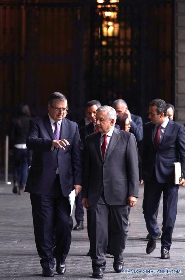 CIUDAD DE MEXICO, 14 junio, 2019 (Xinhua) -- El presidente de México, Andrés Manuel López Obrador (d-frente), conversa con el secretario de Relaciones Exteriores, Marcelo Ebrard (i-frente), previo a una conferencia de prensa matutina en Palacio Nacional, en la Ciudad de México, capital de México, el 14 de junio de 2019. El gobierno de México buscará apoyo de la comunidad y organismos internacionales para regular el flujo migratorio que atraviesa el país hacia Estados Unidos, dijo hoy viernes el canciller mexicano, Marcelo Ebrard. (Xinhua/Str)