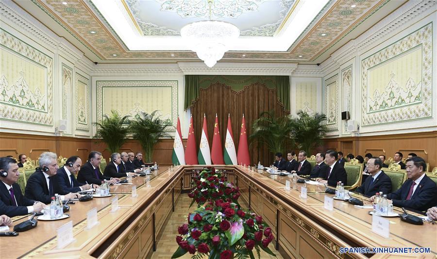 El presidente chino, Xi Jinping, y su homólogo tayiko, Emomali Rahmon, sostienen conversaciones, en Dushambé, Tayikistán, el 15 de junio de 2019. (Xinhua/Xie Huanchi)