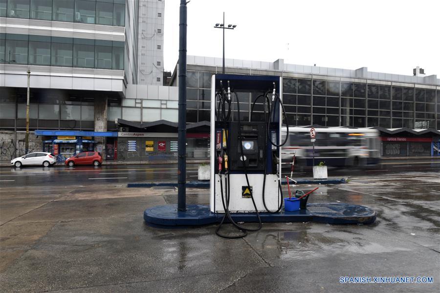 MONTEVIDEO, 16 junio, 2019 (Xinhua) -- Un bomba de abastecimiento de combustible permanece sin servicio durante un corte masivo de energía, en Montevideo, capital de Uruguay, el 16 de junio de 2019. La empresa concesionaria del servicio Edesur, que abastece de energía, indicó que "una falla masiva en el sistema de interconexión eléctrica dejó sin energía a Uruguay y Argentina". (Xinhua/Nicolás Celaya)