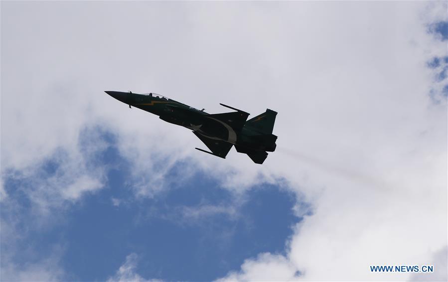 El avión JF-17 realiza una exhibición durante el Salón Aéreo Internacional de París 