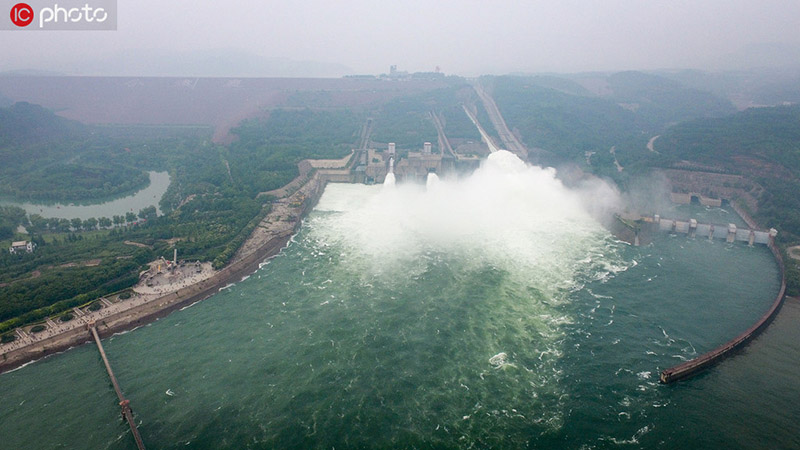 El embalse de Xiaolangdi descarga agua al río Amarillo