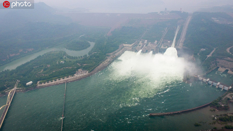 El embalse de Xiaolangdi descarga agua al río Amarillo