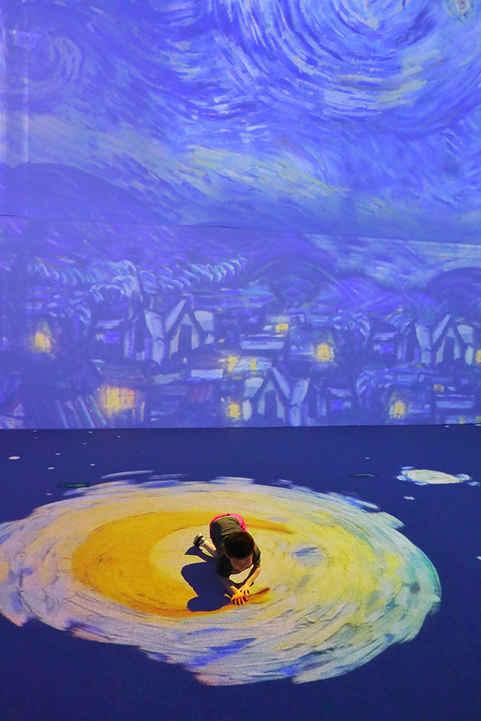 “Experiencia inmersiva con Van Gogh” fascina a los amantes del arte en Beijing