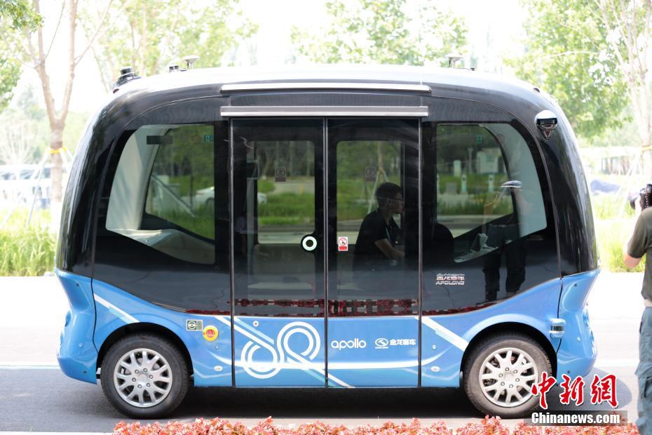 El autobús eléctrico autoconducido transporta pasajeros en Xiongan