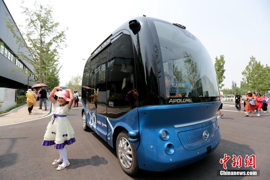 El autobús eléctrico autoconducido transporta pasajeros en Xiongan