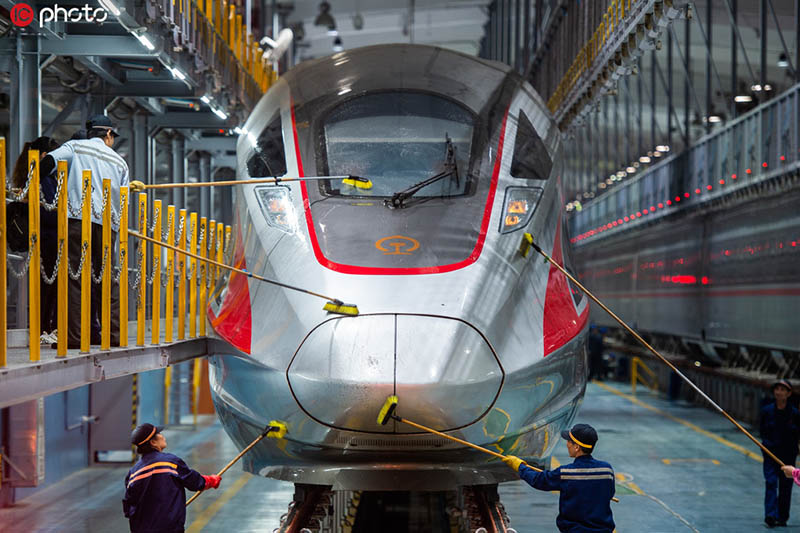 El tren de alta velocidad Fuxing alcanza velocidades de entre 300 y 350 km/h, siendo testigo de ¨la velocidad de China ¨