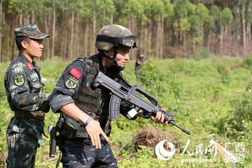 Miembros del equipo especial de la Policía Armada de China se entrenan bajo el fuerte calor de junio