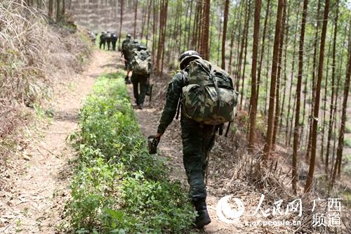 Miembros del equipo especial de la Policía Armada de China se entrenan bajo el fuerte calor de junio