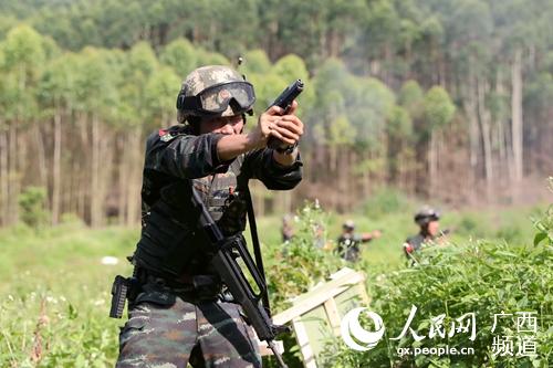 Miembros del equipo especial de la Policía Armada de China se entrenan bajo el fuerte calor de junio