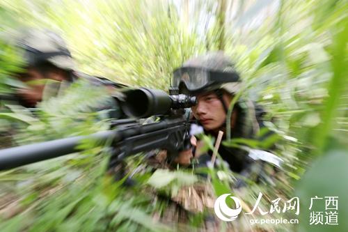 Miembros del equipo especial de la Policía Armada de China se entrenan bajo el fuerte calor de junio