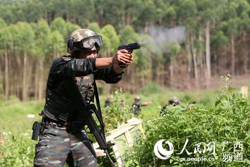 Miembros del equipo especial de la Policía Armada de China se entrenan bajo el fuerte calor de junio