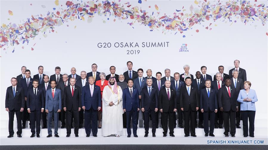 El presidente chino, Xi Jinping (4-d-frente), posa para una fotografía grupal con otros líderes que asisten a la 14a cumbre del Grupo de los 20 (G20) en Osaka, Japón, el 28 de junio de 2019. Xi instó al G20 a mancomunar esfuerzos para forjar una economía global de alta calidad al pronunciar un discurso durante la 14a cumbre del G20 en la ciudad japonesa de Osaka. (Xinhua/Huang Jingwen)