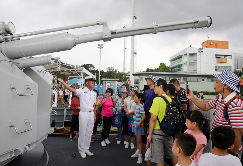 El Ejército de Liberación del Pueblo estacionado en Hong Kong abria su base naval al público y celebra el "1 de julio" con los ciudadanos