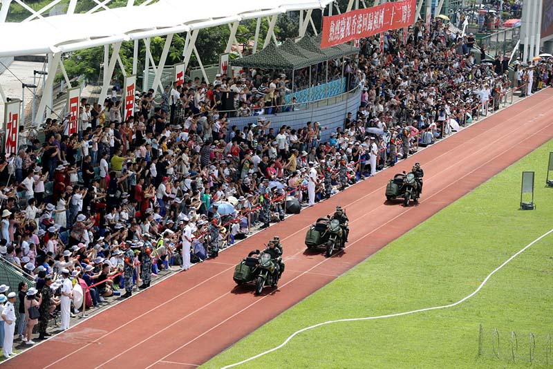 El Ejército de Liberación del Pueblo estacionado en Hong Kong abria su base naval al público y celebra el "1 de julio" con los ciudadanos