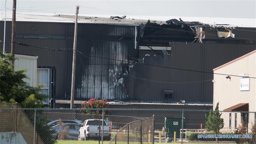 Vista de un hangar da?ado después de un accidente de un avión en el Aeropuerto de Addison, a 25 kilómetros al norte del centro de Dallas, Estados Unidos, el 1 de julio de 2019. Diez personas murieron luego de que un peque?o avión se estrelló la ma?ana del lunes cerca de Dallas, Texas. El avión bimotor acababa de despegar cuando se estrelló en el hangar. El incendio destruyó el avión. (Xinhua/Dan Tian)